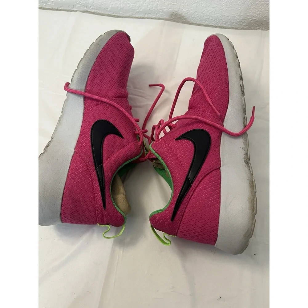 NIKE ROSHE RUN SHOES 599729-607 PINK BLACK GREEN Size 7Y GSG Womens 8.5 Low Top